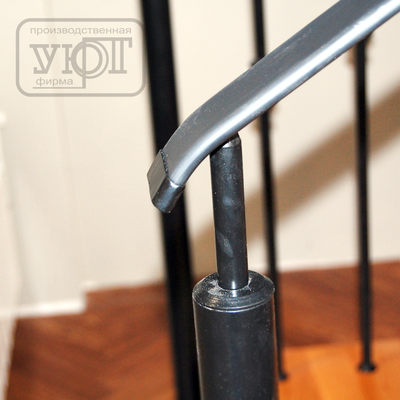 л-6/5. винтовая лестница на металлическом каркасе. ступени - массив бука. поручень - пвх. металлические балясины со вставками.