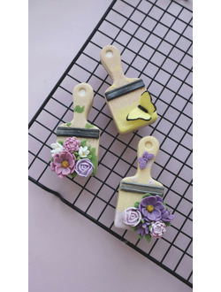 КИСТЬ С ЦВЕТАМИ И БАБОЧКАМИ