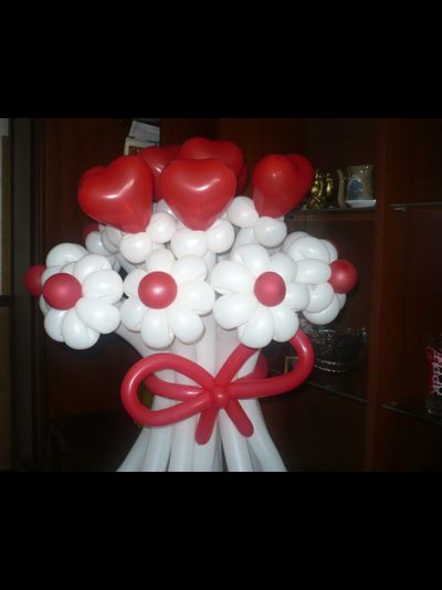 Букет из белых ромашек и сердечек