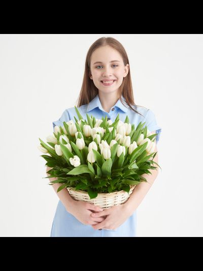 51 белый тюльпан в корзине