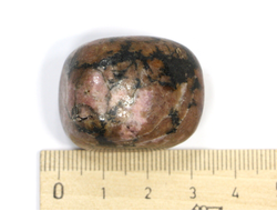 Родонит, галтовка, Россия, Урал (30*25*22 мм, 44 г) №19617