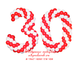 Плетеная цифра 30 из бело-красных шаров для оформления юбилея