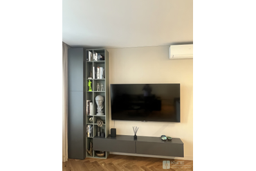 027 Комбинированный стеллаж и подвесная консоль под ТВ с встроенной подсветкой. ЛДСП Egger U604 ST9 Зеленый эвкалипт и ЛДСП Egger U963 ST9 Антрацит