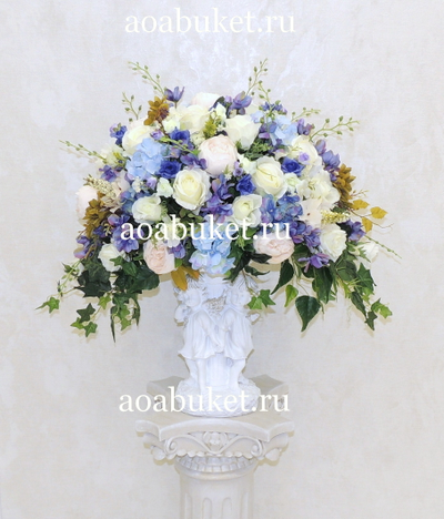 Композиция из искусственных цветов на статуэтке Ангелочков Барбара № СА005/Купить в Москве AOABUKET