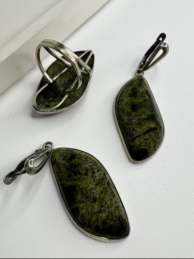 Серьги и кольцо из змеевика
