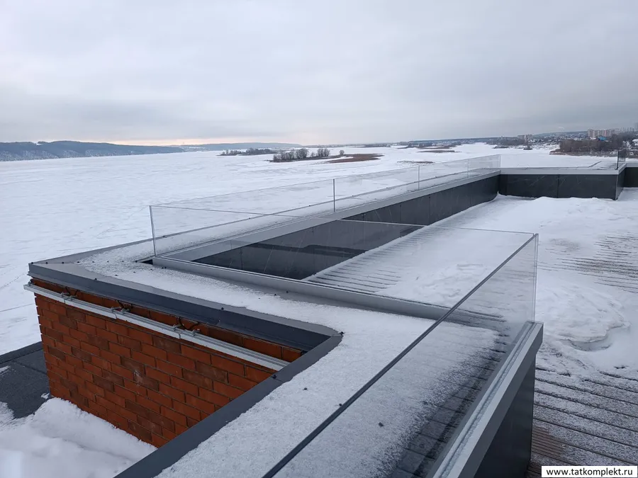 Стеклянные ограждения балкона установлены на парапете. Крепление стеклянного ограждения алюминиевый зажимной профиль 102х60. Высота стекла 700мм, Стекло закаленное, триплекс 12мм(6+6)