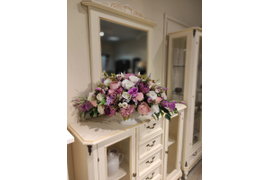 Классическая композиция из искусственных цветов удлинённая в вазе №10