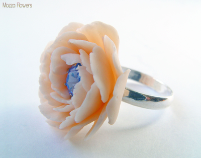 Кольцо "Персик" с голубым кристаллом Сваровски.
