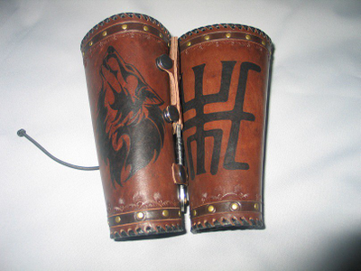 Наручи с ножом "Волк в лесу".