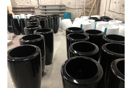 Кашпо для оформления офиса в корпоративных цветах компании (фото с производства)