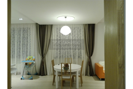 Шторы в столовой зоне вид от входа.