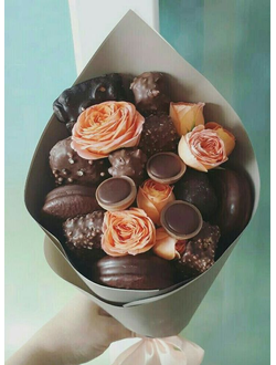 Сладкий шоколадный букет с розами