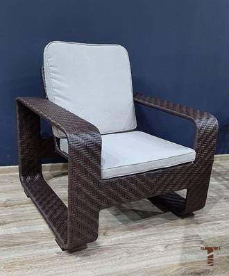 Кресло из ротанга коричневого цвета