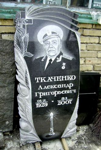 Фото вертикального бюджетного памятника на могилу мужчине с крестом и гравировкой в СПб