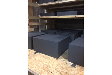 Готовые окрашенные блоки перед упаковкой.