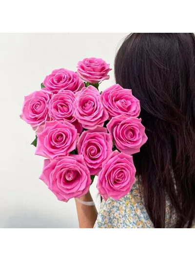 11 розовых роз