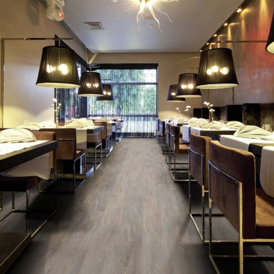 Виниловый пол Wineo 800 Wood Balearic Wild Oak DLC00078 в интерьере кафе