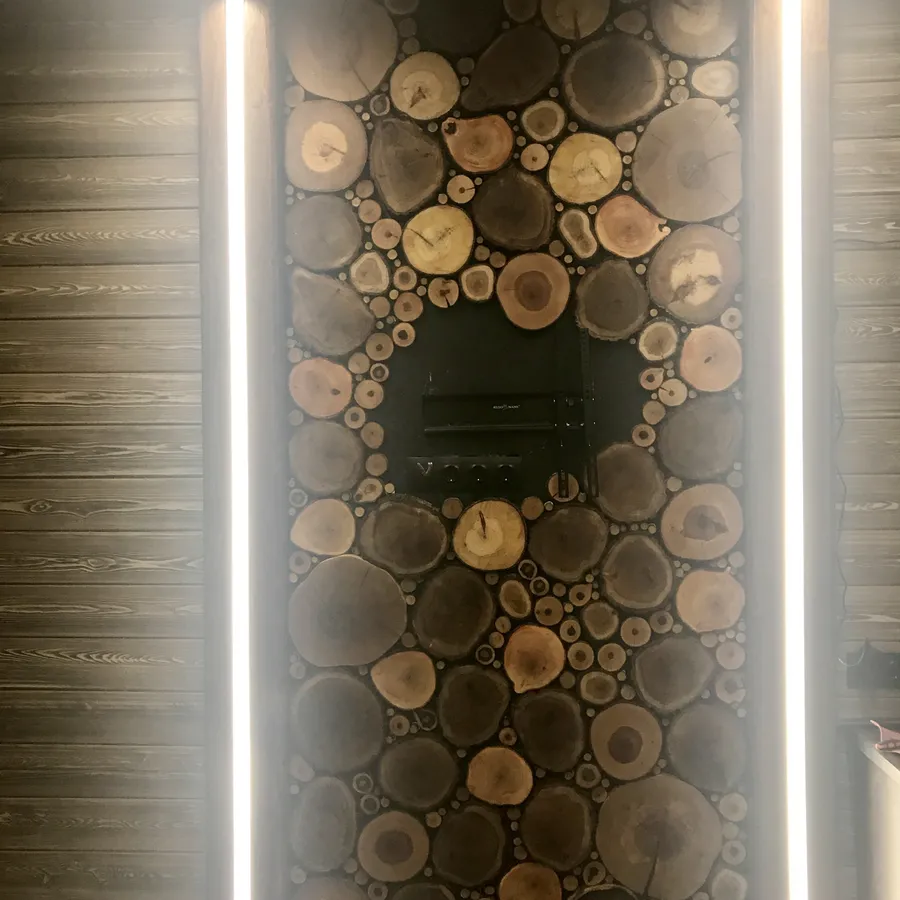 Оформление спилами дерева части стены. Работа spilcenter.com