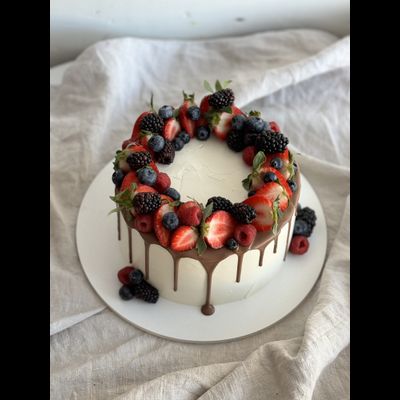 С венком ягод и шоколадными подтеками
