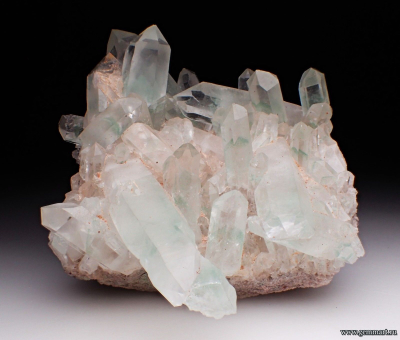 Горный хрусталь (разн. кварца) с фантомами, фуксит. 99*81*51мм