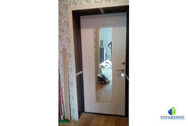 Установлена Входная Дверь с Зеркалом