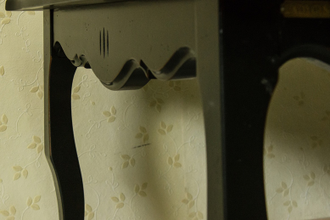 Журнальный стол квадратный с фигурной столешницей.