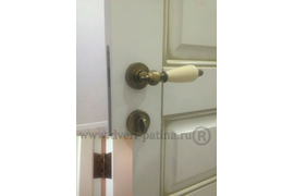 Установлена  испанская фурнитура "Archie" серия "GENESIS"в цвете  АНТИЧНЫЙ КОФЕ. Модель ручки "REDONDO" , вставка керамика слоновая кость. 
Бесшумные замки сантехнические с магнитной защелкой.