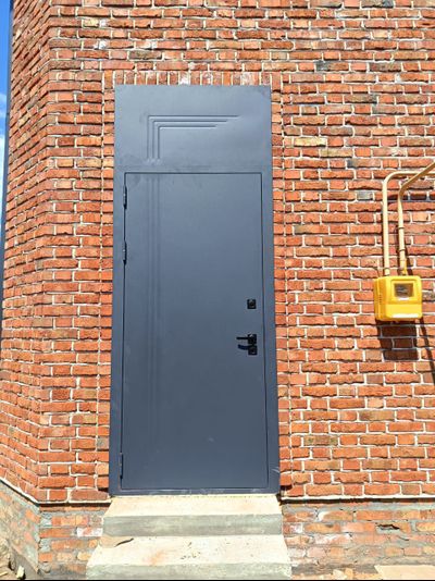 ЙОШКАР-ОЛА. АНТАРЕС. СТАЛЬ 2 мм. ТЕХНО СТРОНГ 115/ 129. МУАР СЕРЫЙ (Ral 7024)/ РОВНАЯ СЕРАЯ с ЧЕРНЫМ ГОРИЗОНТАЛЬНЫМ МОЛДИНГОМ