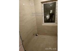 укладка кафеля с заусовкой на оконные откосы и облицовка фановой трубы