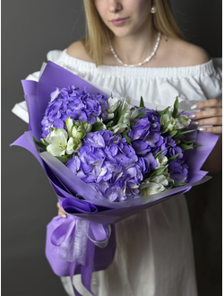 Букет с 3 фиолетовыми гортензиями и белыми альстромериями