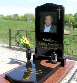 На фото фигурный памятник на могилу в СПб