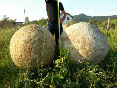 Каменные шары