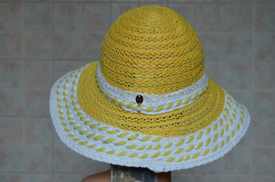 летняя желтая шляпа с белыми полями