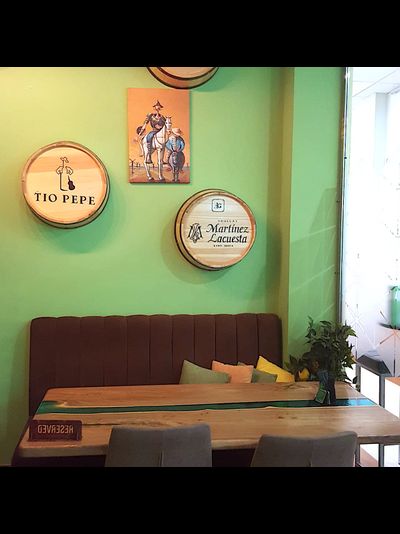 стол для кафе с рекой из эпоксидной смолы