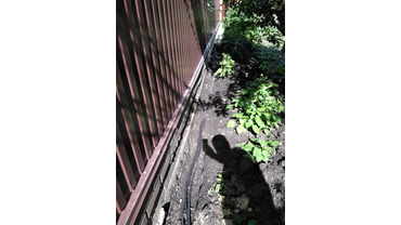 Установка камер видеонаблюдения с разрешением 4 мп 4К. Прокладка в трубах ПНД под газоном.