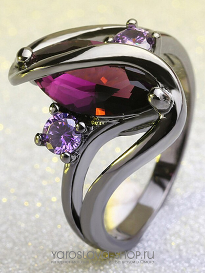 Кольцо с фиолетовым цирконом и двумя розовыми кристаллами