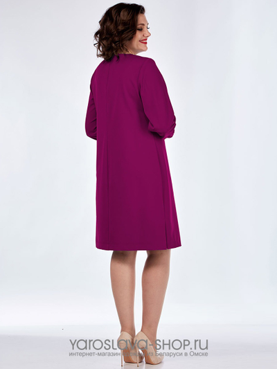 Платье прямого силуэта малинового цвета