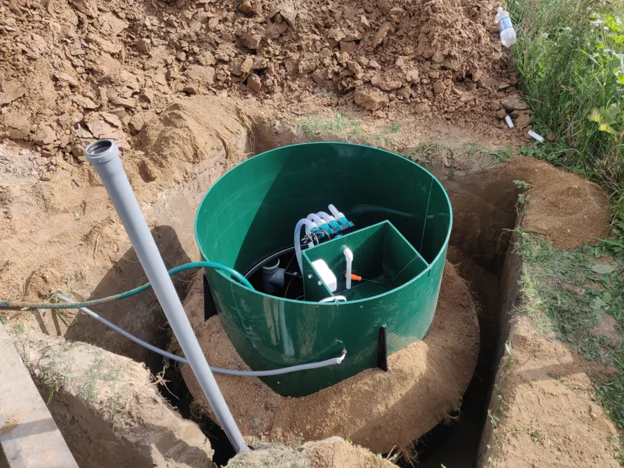 Станция практически установлена. Идет наполнение водой, обсыпка песком и установка фановой вентиляции.