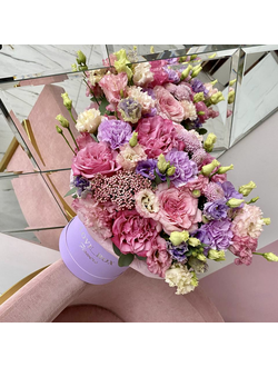 Букет в шляпной коробке микс цветов №4 S