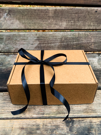 Подарочная коробка GILEV 22х16х8см с наполнителем крафт и черной лентой