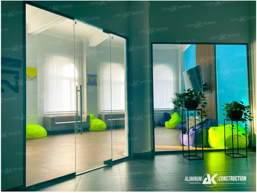 Великий Новгород
Дом Молодежи, цельностеклянные перегородки