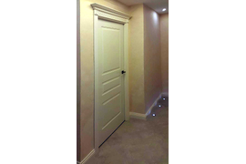 Межкомнатная Прима 3 дверь с отделкой Капителью. Плинтус в цвет двери