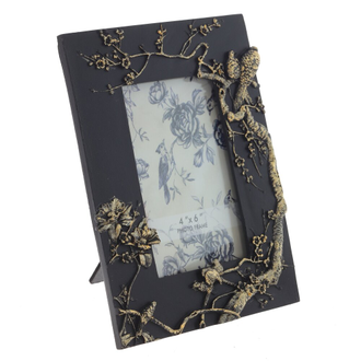 Фоторамка в черной раме с золотым объемным орнаментом в виде ветвей дерева с птицами.