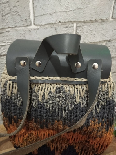 Рюкзак женский "Осенняя сказка" вязаный с клапаном из натуральной кожи, ручная работа. Цвет: Оранжево-серый, р-р 24*20*10см