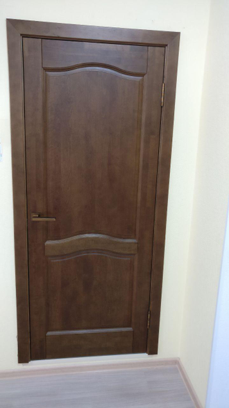 Дверь из массива ольхи глухая "Лео античный орех"