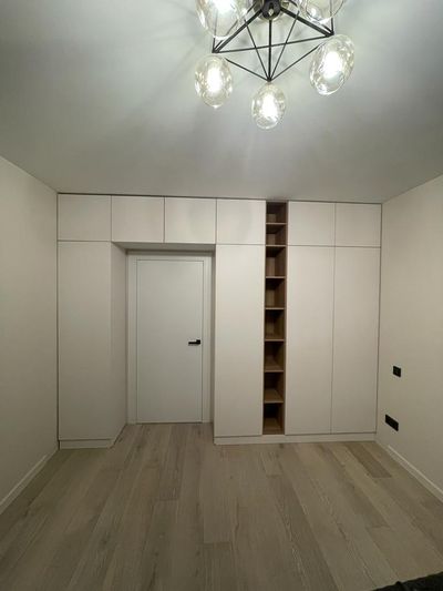 Шкаф вокруг двери, с открытыми полками