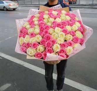 101 белая и розовая роза в упаковке (60см)
