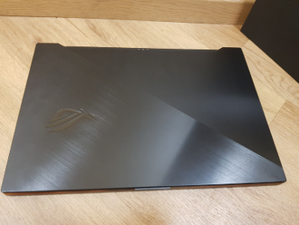 ASUS ROG ZEPHYRUS S17 GX701LWS-HG062T ( 17.3 FHD IPS 300HZ I7-10850H RTX2070 SUPER(8GB) 24GB SSD 1TB )