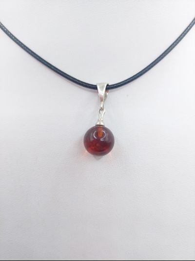 Кулон из винного янтаря "Шар"