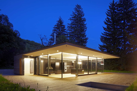 Застекленная беседка барбекю